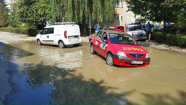 Imaginea articolului Stradă din Piteşti inundată după ce s-a spart o conductă de apă. O maşină a rămas blocată - FOTO