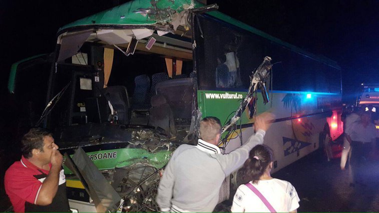 Imaginea articolului Argeş: 14 angajaţi ai Uzinei Dacia răniţi în urma unui accident între două autobuze. Starea răniţilor este stabilă, trei sau patru vor rămâne internaţi - GALERIE FOTO, VIDEO  