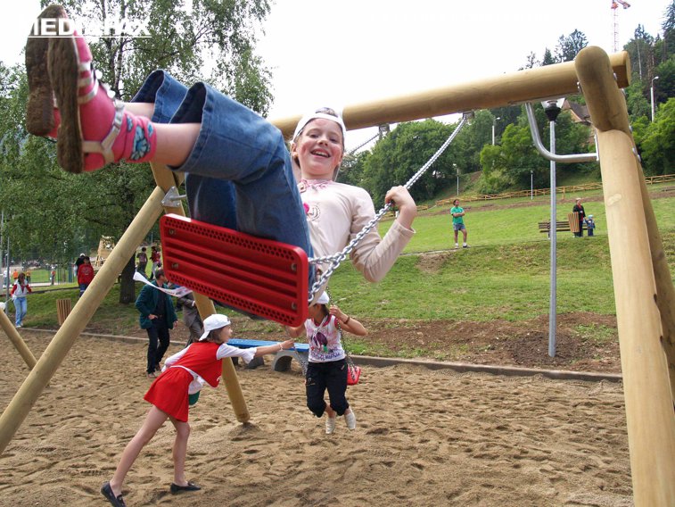 Imaginea articolului Iniţiativă emoţionantă: Un copil îi oferă primarului un teren al părinţilor pentru construirea unui loc de joacă 