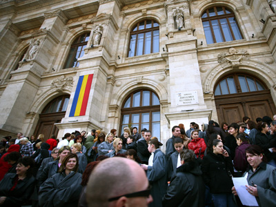 Imaginea articolului Grefierii Tribunalului Argeş au protestat în faţa instituţiei, nemulţumiţi de salarii - VIDEO
