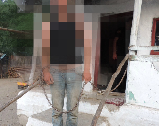 Imaginea articolului Arest preventiv prelungit pentru o parte dintre inculpaţii din dosarul de sclavie de la Berevoeşti / Victimele erau bătute şi nu primeau mâncare - VIDEO