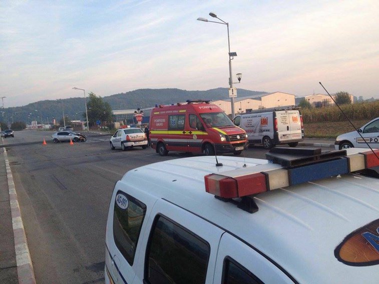 Imaginea articolului Circulaţia feroviară şi cea rutieră blocate la Mioveni, după ce o maşină a fost lovită de tren - VIDEO