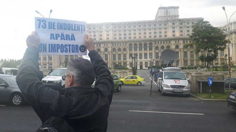 Imaginea articolului Câteva zeci de persoane au protestat din nou în Capitală faţă de votul în cazul Oprea