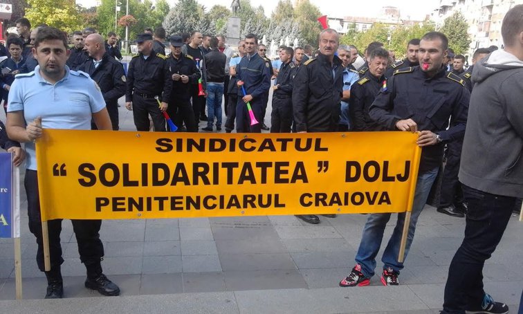 Imaginea articolului Proteste în penitenciare. ANP anunţă: Angajaţii nu pot recurge la greve sau la întreruperea activităţii/ Gherla, Codlea, Turnu-Severin şi Craiova au manifestaţii în stradă