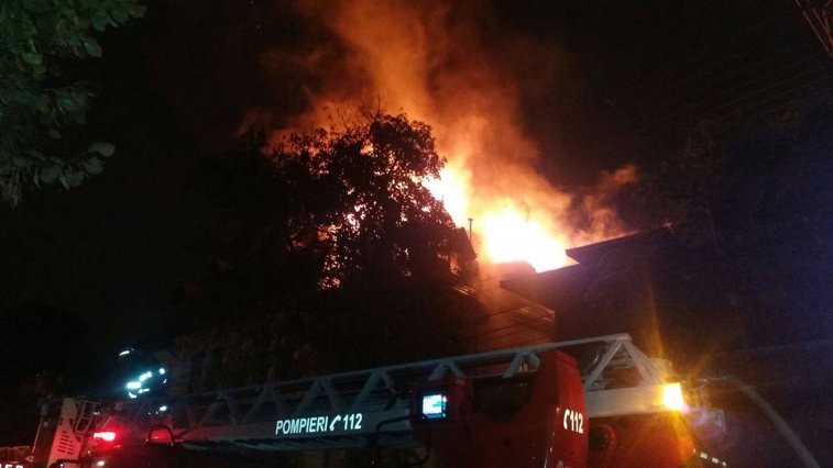 Imaginea articolului Incendiu în sectorul 1 al Capitalei; acoperişul unei case a luat foc - FOTO / VIDEO