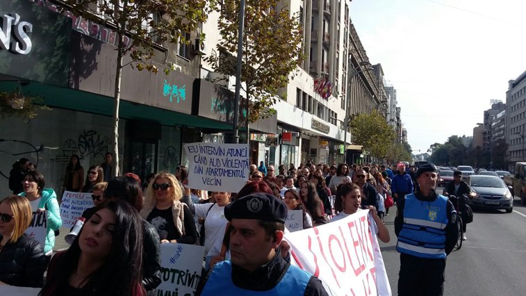 Imaginea articolului Marş pentru oprirea agresiunilor asupra femeilor. Ministrul Dragoş Pâslaru, printre participanţi - FOTO