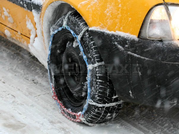 Imaginea articolului Poliţia Română le recomandă şoferilor să folosească anvelope de iarnă în această perioadă. Ce se întâmplă dacă sunteţi depistat fără ele pe drumuri cu zăpadă, gheaţă sau polei 