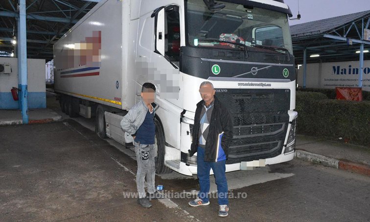 Imaginea articolului Şofer turc de TIR, oprit la graniţă după ce poliţiştii i-au găsit fiul ascuns în cabină - FOTO