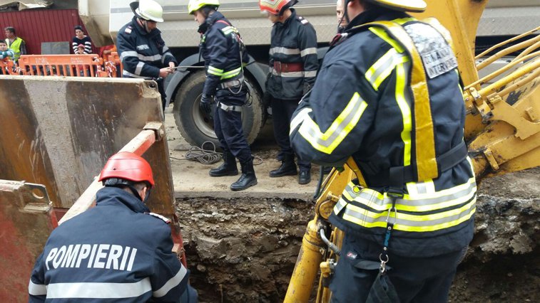 Imaginea articolului Un muncitor a fost prins sub un mal de pământ în Capitală - FOTO, VIDEO