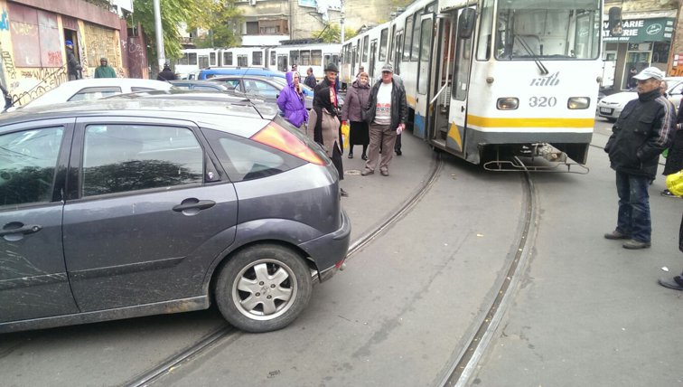 Imaginea articolului Circulaţia pe patru linii de tramvai din Capitală, blocată din cauza unei maşini parcate pe şine - FOTO