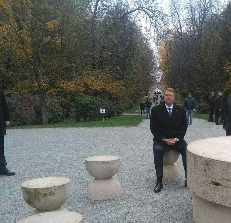Imaginea articolului Reacţia oficială a Primăriei Târgu-Jiu după ce preşedintele Iohannis a stat la "Masa Tăcerii": Persoanele care se aşează cu bune intenţii nu încalcă legea 