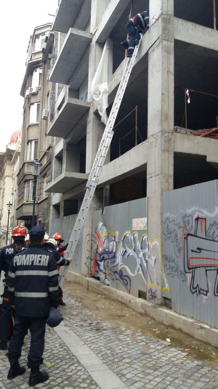 Imaginea articolului O femeie a fost rănită grav după ce a căzut de la etajul 6 al unui bloc aflat în construcţie - FOTO
