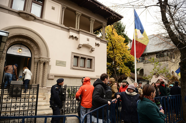 Imaginea articolului Peste 150 de cetăţeni moldoveni au protestat la Ambasada Republicii Moldova la Bucureşti. Cum s-a apărat Ambasada de acuzaţiile protestatarilor - VIDEO