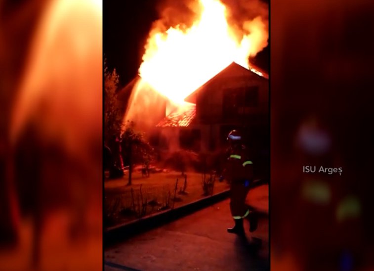 Imaginea articolului Casă distrusă de flăcări, din cauza unui burlan amplasat necorespunzător - GALERIE FOTO, VIDEO