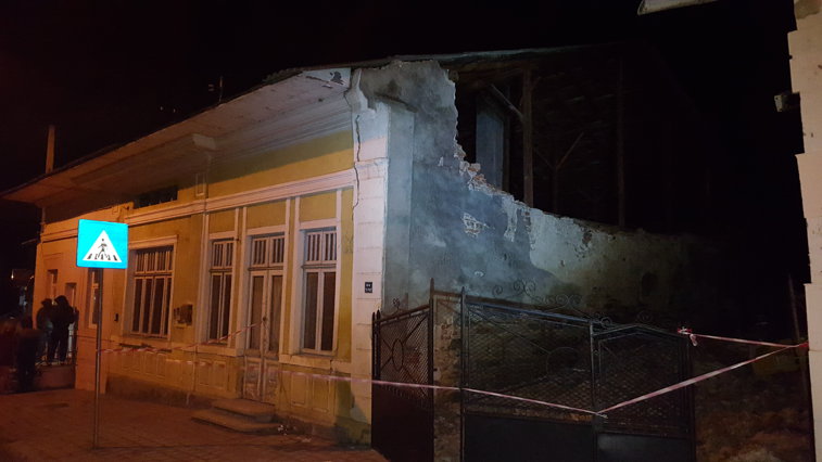 Imaginea articolului Peretele unei clădiri din Suceava, unde sunt amenajate locuinţe sociale, s-a prăbuşit. Oamenii au fost evacuaţi