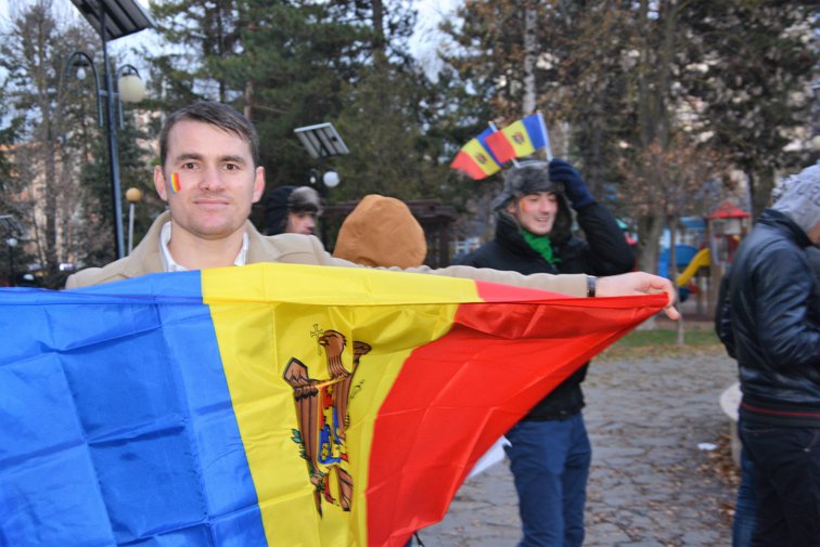 Imaginea articolului Zeci de  tineri moldoveni au protestat la Suceava cerând repetarea alegerilor prezidenţiale din Republica Moldova - FOTO