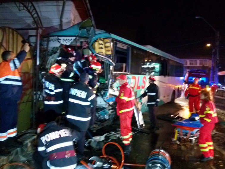 Imaginea articolului ACCIDENT. Două autobuze cu muncitori de la Dacia s-au ciocnit, la Piteşti/ UPDATE: 15 persoane se află la spital / Unul dintre şoferi este în comă - FOTO