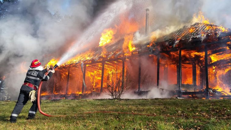 Imaginea articolului Casa parohială Şinca Veche a fost distrusă într-un incendiu - FOTO