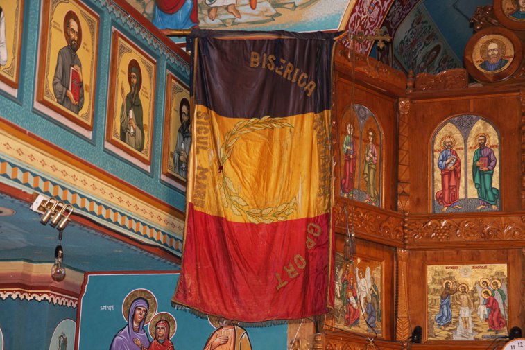 Imaginea articolului Tricolorul care a fost ascuns 50 de ani sub podeaua unei biserici pentru a nu fi distrus - FOTO