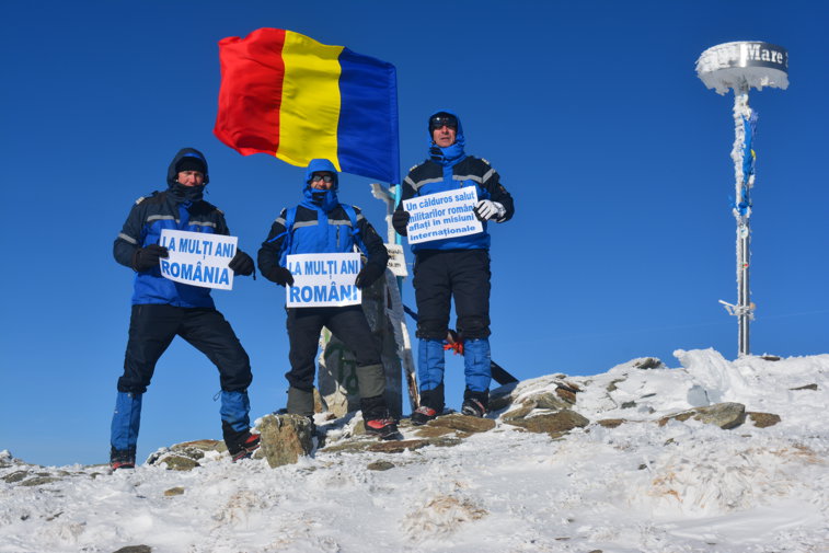 Imaginea articolului De Ziua Naţională, drapelul României este arborat la 2519 metri, pe vârful Parângul Mare - FOTO