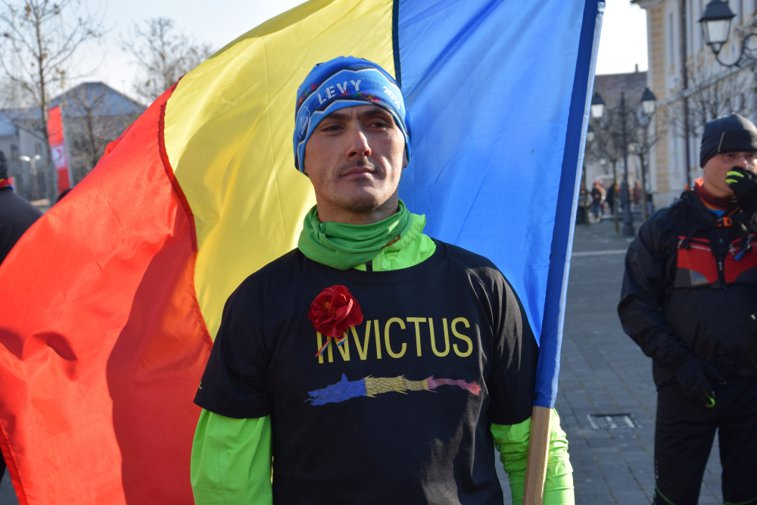 Imaginea articolului Un ultramaratonist de origine maghiară a alergat 35 de km cu tricolorul pentru a ajunge la Aba Iulia - FOTO