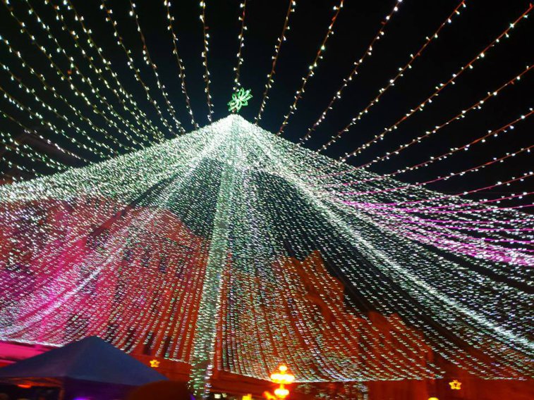 Imaginea articolului Feerie de culori în centrul Timişoarei. Târgul de Crăciun, deschis oficial de 1 Decembrie - FOTO