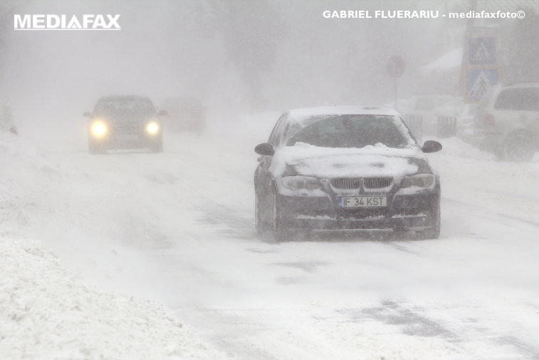 Imaginea articolului Circulaţie îngreunată în Arad şi Bistriţa-Năsăud din cauza zăpezii/ Drumul de acces spre Muntele Mic, din judeţul Caraş-Severin, a fost închis