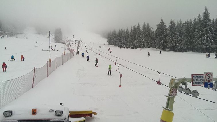 Imaginea articolului FOTO. Sezonul de schi s-a deschis la Arieşeni şi Şureanu, iar pârtiile sunt în stare bună