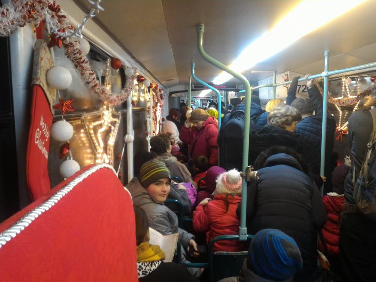 Imaginea articolului FOTO. Tramvaiul lui Moş Crăciun a fost pus în circulaţie la Cluj. Copiii primesc bomboane şi îi pot trimite scrisori Moşului