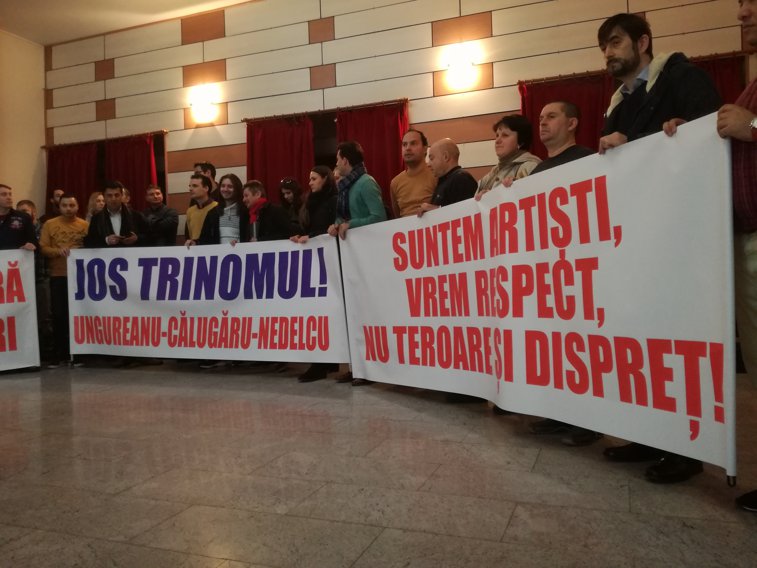 Imaginea articolului Aproximativ 50 de angajaţi ai Filarmonicii "Oltenia” din Craiova au protestat în holul instituţiei