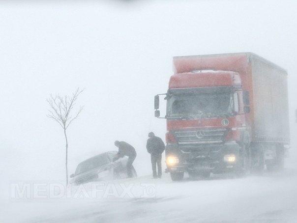 Imaginea articolului Trei răniţi într-un carambol cu 4 maşini produs pe un drum judeţean din Sibiu, din cauza poleiului