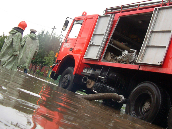 Imaginea articolului Prahova: Peste 18.000 de oameni au rămas fără apă. Pompierii le duc apă potabilă cu cisternele