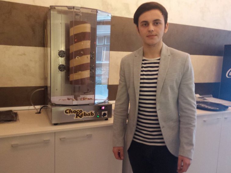 Imaginea articolului GALERIIE FOTO Prima shaormerie dulce, în care se vinde kebab cu ciocolată, deschisă la Timişoara de un tânăr de 19 ani