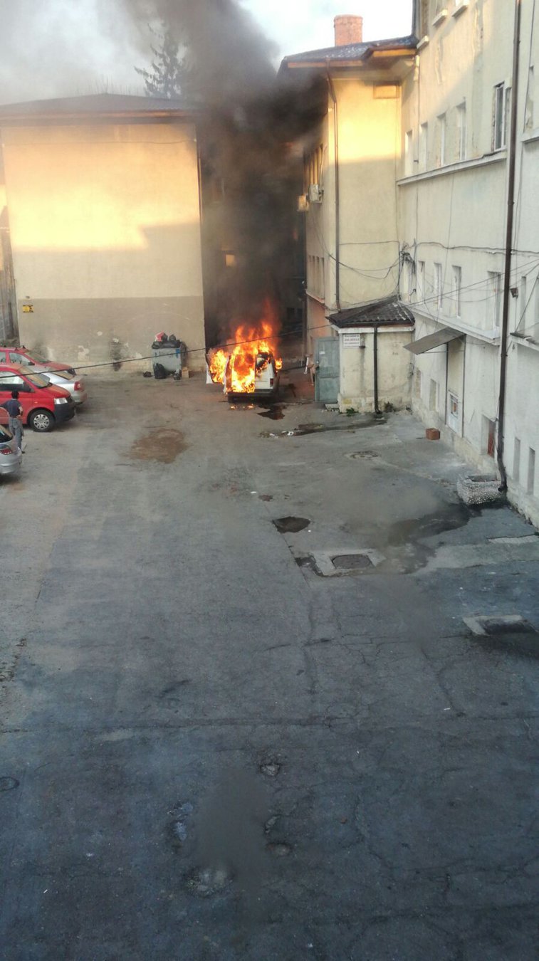 Imaginea articolului Maşină în flăcări în curtea unui liceu din Piteşti