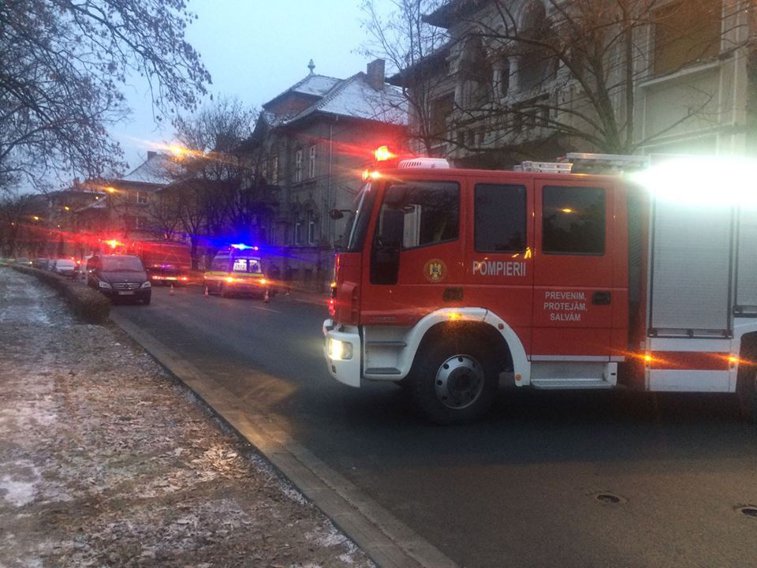 Imaginea articolului Pompieri din Suceava şi Neamţ au intervenit mai multe ore la un incendiu în oraşul Broşteni