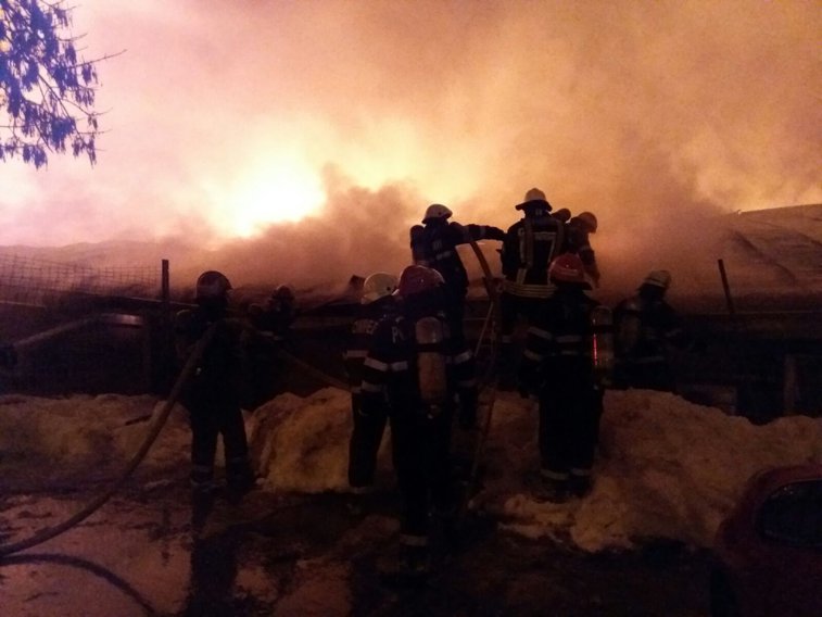 Imaginea articolului GALERIE FOTO Clubul Bamboo din Capitală a ars în totalitate. 44 de persoane, duse la spital/ Primăria Sectorului 2: Clubul nu avea autorizaţie de funcţionare. Patronul, citat la audieri