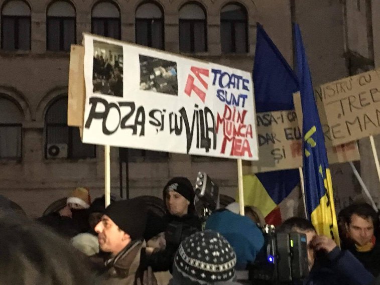 Imaginea articolului GALERIE FOTO, VIDEO Protestul din Capitală s-a încheiat. Aproximativ 15.000 de oameni au pichetat sediile PSD şi ALDE. Oamenii s-au oprit şi în faţa Guvernului/ Klaus Iohannis a fost la protestul din centrul Capitalei