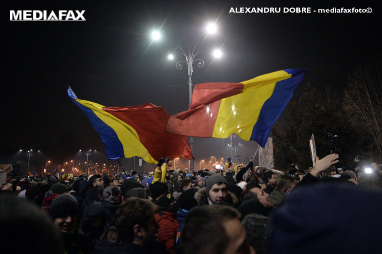 Imaginea articolului FOTO, VIDEO A patra seară de proteste în Bucureşti şi în ţară. Mitingul din Piaţa Victoriei, la care au participat peste 100.000 de oameni, s-a încheiat