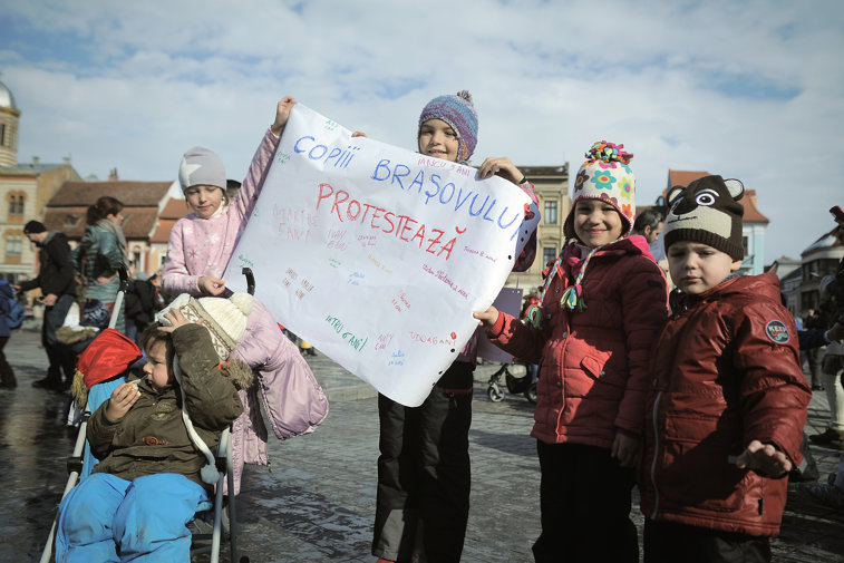 Imaginea articolului GALERIE FOTO 200 de părinţi şi copii protestează la Braşov şi Timişoara: "Mama lui Dragnea, îl lăsaţi pe Liviu afară? -Nu, fură"/Jandarmii au primit flori la protestul mămicilor din Constanţa