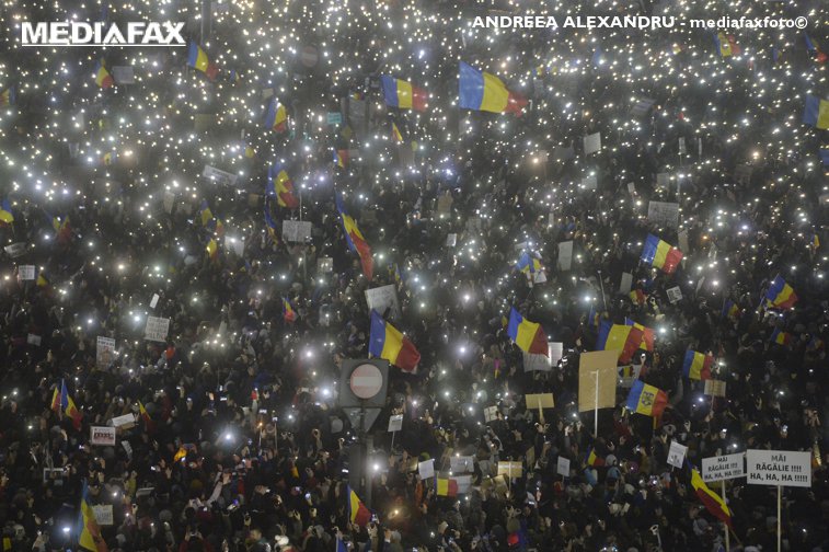 Imaginea articolului FOTO, VIDEO Momentul incredibil când toţi românii prezenţi la protestul din Piaţa Victoriei din Capitală şi-au aprins luminiţele de la telefoane