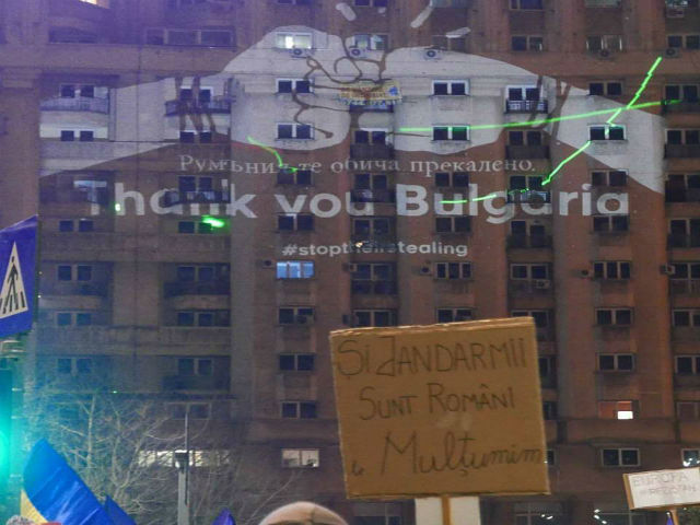 Imaginea articolului Bulgarii, solidari cu românii: ”Uniţi împotriva corupţiei”. "Thank you Bulgaria", au transmis şi protestatarii, mesaj proiectat aseară pe o clădire din Piaţa Victoriei