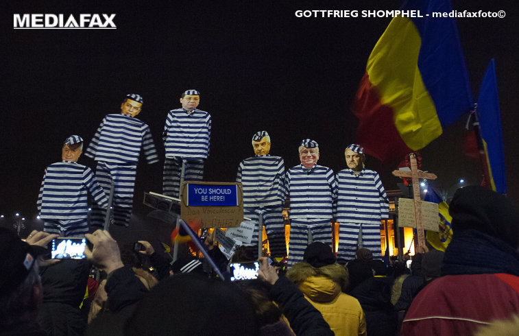 Imaginea articolului GALERIE FOTO Haz de necaz: MESAJELE românilor care au ieşit în stradă să protesteze 