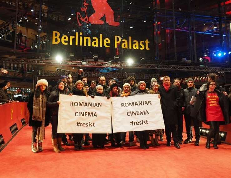 Imaginea articolului VIDEO Protestul cineaştilor români la Berlinale 2017: "Romanian Cinema #resist" pe covorul roşu