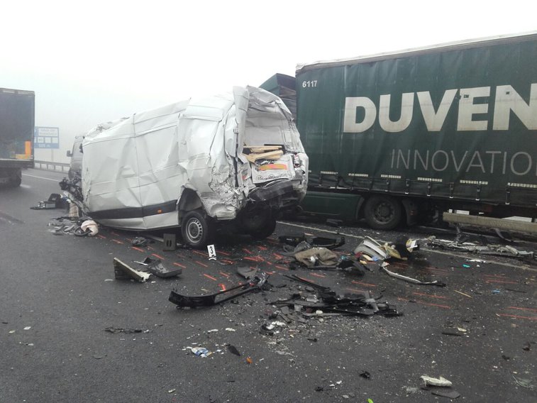 Imaginea articolului FOTO Autocar românesc, implicat într-un accident grav în Ungaria la 2 km de Vama Nădlac. UPDATE: Patru morţi, între care un român, şase răniţi, transportaţi la spitale