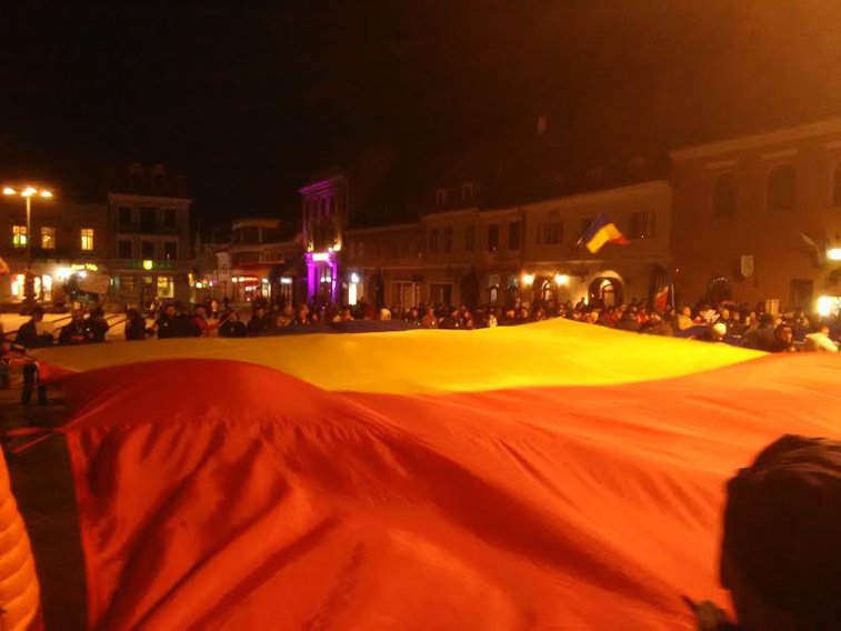 Imaginea articolului GALERIE FOTO Aproximativ 200 de persoane au protestat la Braşov/ Timişorenii au realizat steagul Uniunii Europene din hârtii colorate