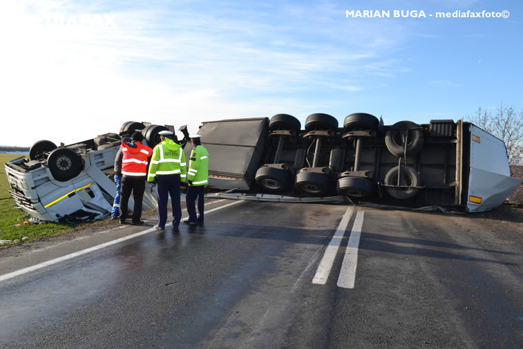 Imaginea articolului Trafic blocat pe DN 7 între Piteşti şi Râmnicu-Vâlcea, după ce un TIR încărcat cu azot a derapat