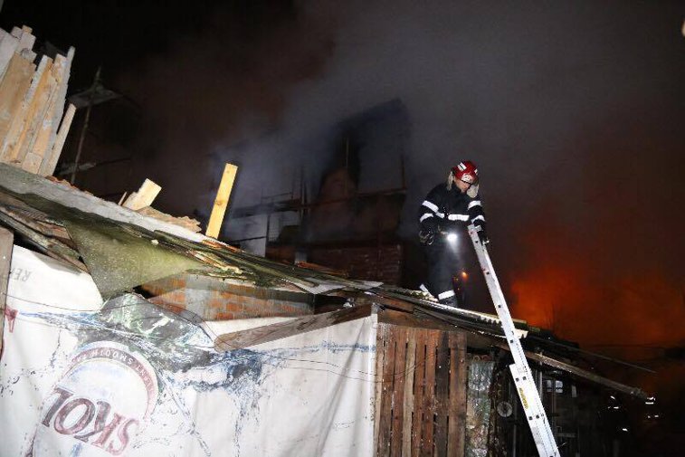 Imaginea articolului FOTO Patru case au fost mistuite într-un incendiu la marginea Capitalei