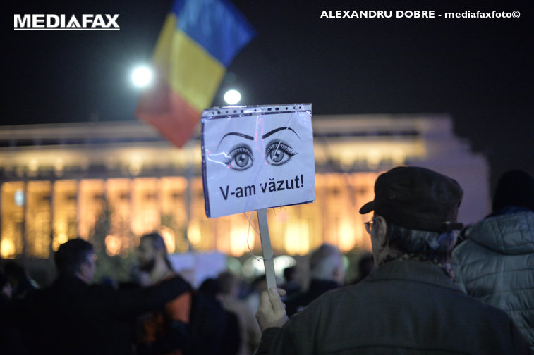 Imaginea articolului GALERIE FOTO, VIDEO Sute de oameni au mers în marş de la Guvern până la Parlament/ Proteste şi în Cluj-Napoca şi Braşov. Protestatarii au scris din lumini "#rezist"