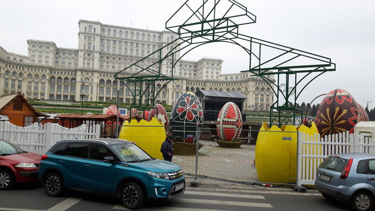 Imaginea articolului GALERIE FOTO, VIDEO Capitala, decorată pentru prima dată cu ouă de Paşti. Bucureştean: Nu ştiu dacă era nimerită investiţia, dar arată bine