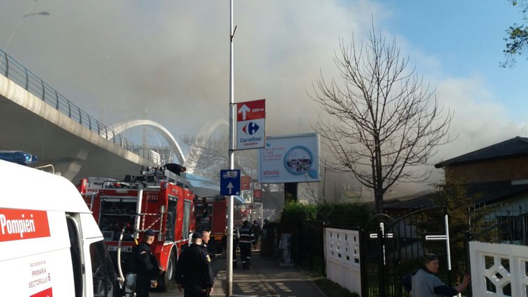 Imaginea articolului FOTO Incendiu la o clădire părăsită din Capitală, flăcările au cuprins o suprafaţă de 150 mp